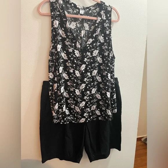 Old Navy Black linen shorts with floral top - Picture 2 of 16